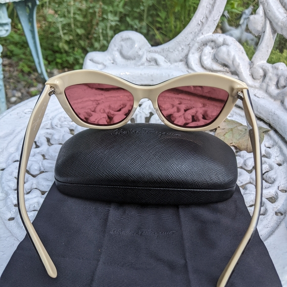 Beautiful Ferragamo sunglasses 🕶️ Used jost one Time .. New condition w box - Picture 2 of 16